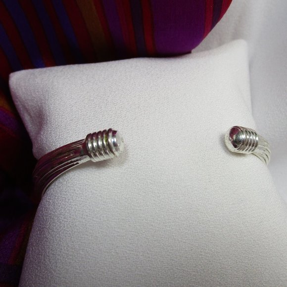 💎Host Pick💎 VTG Silver Tone Wire Cuff Bracelet - Picture 7 of 8